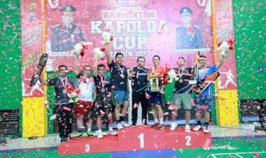 Kapolda-Jatim-Serahkan-Piala-dan-Medali-Kepada-Juara-Badminton-Kapolda-Cup-2023